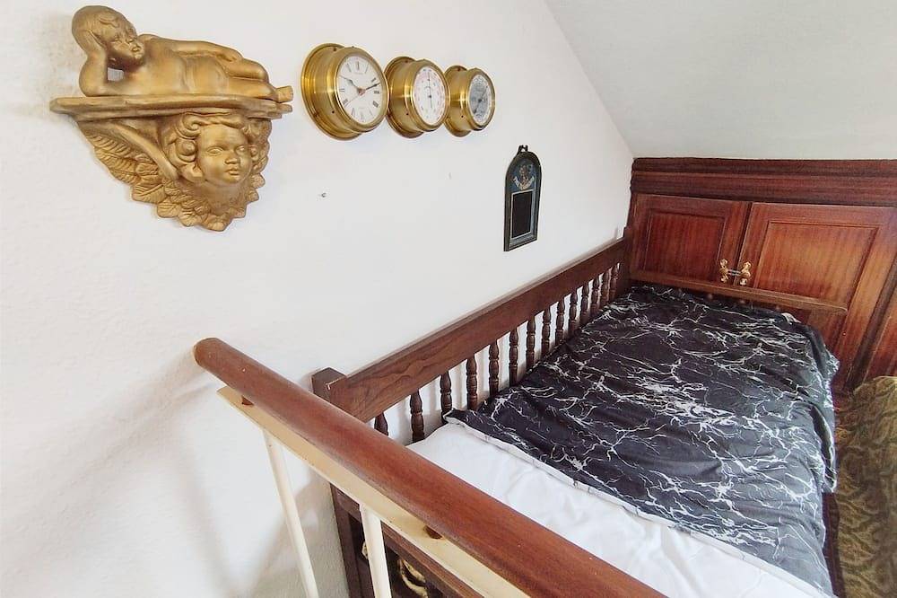 Entire apartment, 2 Floor with pool, Video Games and 3 toilets, 3 mins to Beach in Castro-Urdiales in Castro-Urdiales, Cantabrian Coast