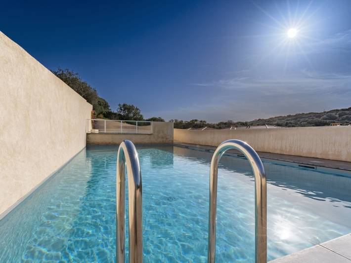 Gîte pour 4 personnes, avec terrasse ainsi que jardin et bassin pour enfant à Bonifacio - 2