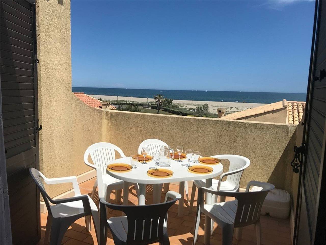 Beachfront Villa with Terrace, Parking, and 4 Single Beds - Sleeps 4 in Port Leucate, Leucate