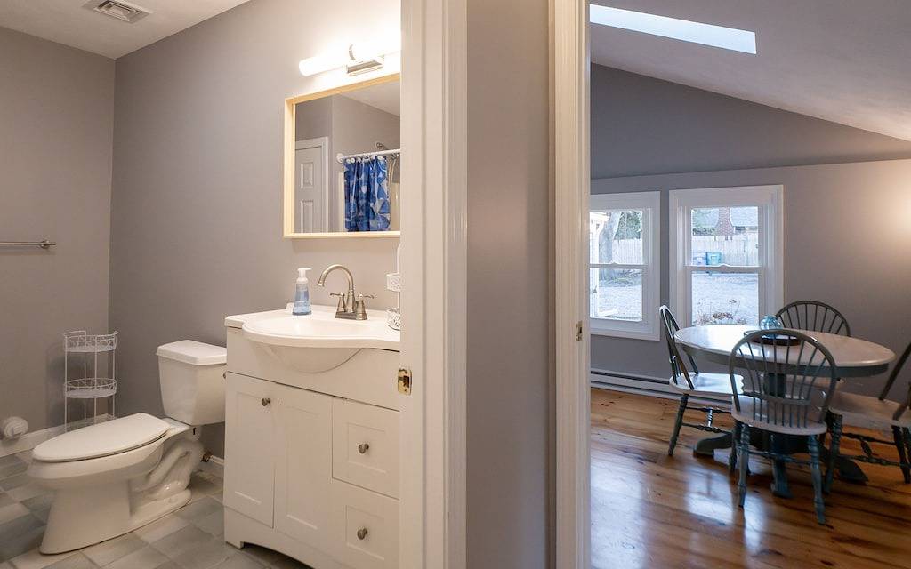 Delightful, Charming, Oversized 2 bedroom 2 bath Cottage! in Middletown, Newport County