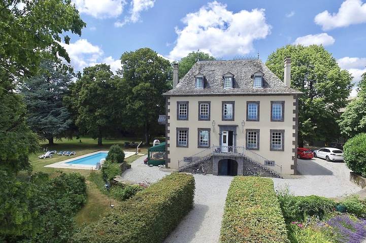 Location de vacances pour 12 personnes, avec Balcon ainsi que Jacuzzi et Jardin à Lacroix-Barrez