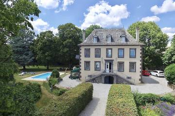 Gîte pour 12 personnes, avec jacuzzi et jardin, animaux acceptés à Lacroix-Barrez