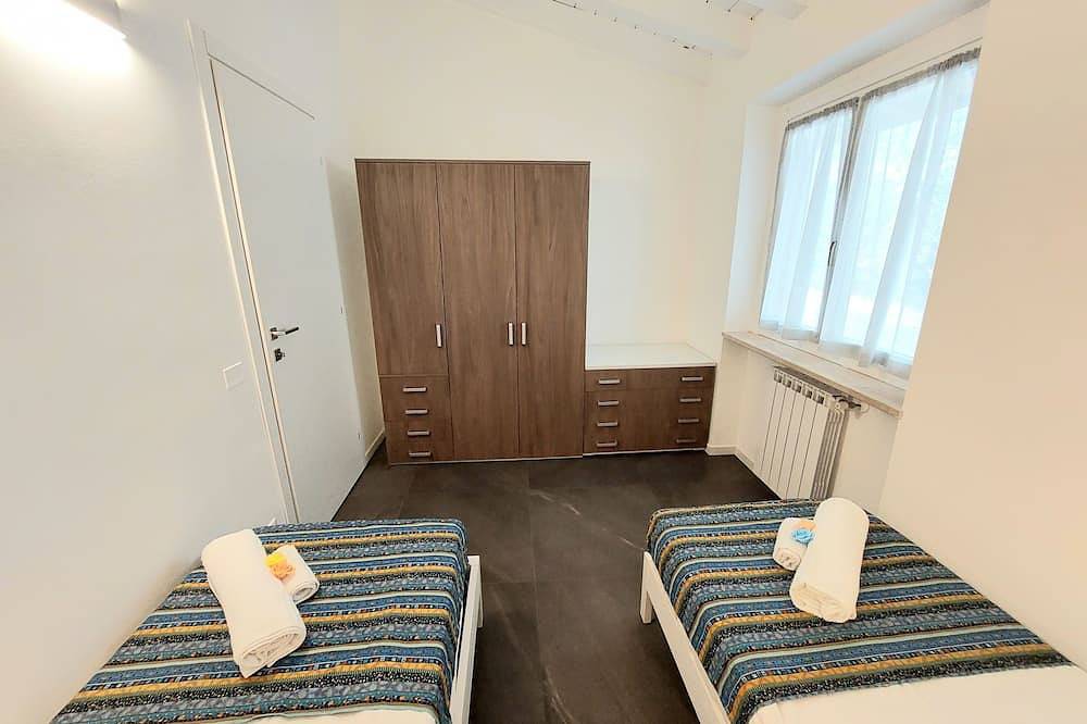 Ganze Wohnung, Bright apartment with pool and amazing view in Villanuova sul Clisi, Gardasee-Berge