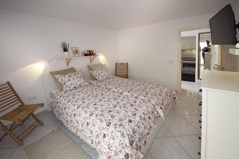 La Casita-very quiet location with stunning sea views and heated pool in Playa de los Roques, Los Realejos