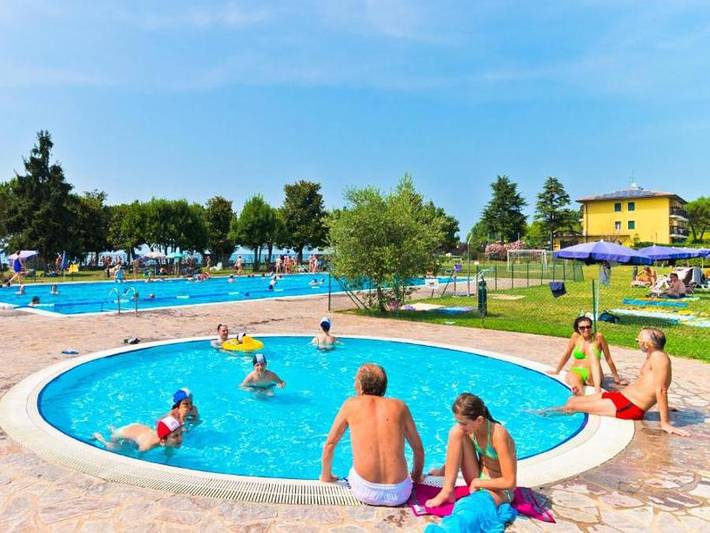 Camping für 6 Personen, mit Terrasse und Pool in Peschiera del Garda