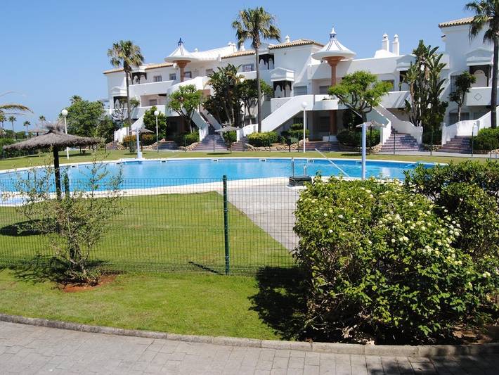 Apartamento para 4 personas, con piscina además de balcón y jardín en Novo Sancti Petri