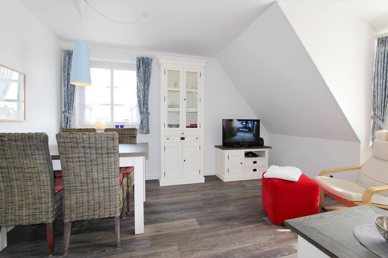 Ganze Wohnung, Moderne und helle Ober- und Dachgeschoss-Wohnung in Top-Lage in Wenningstedt in Wenningstedt, Sylt