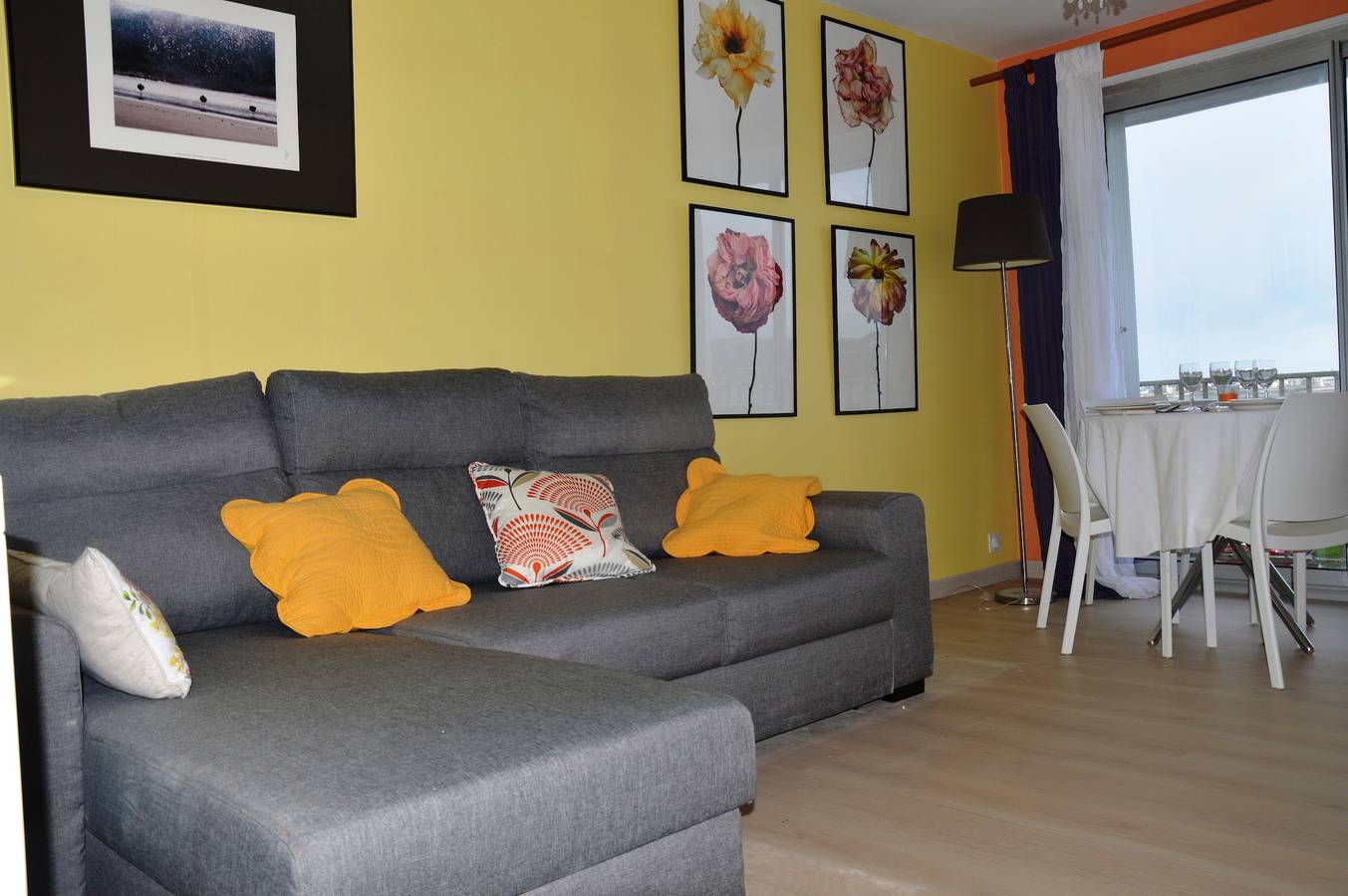 Appartement entier, Appartement « Vue Mer Panoramique » avec vue sur mer, balcon et Wi-Fi in Le Cabellou, Concarneau