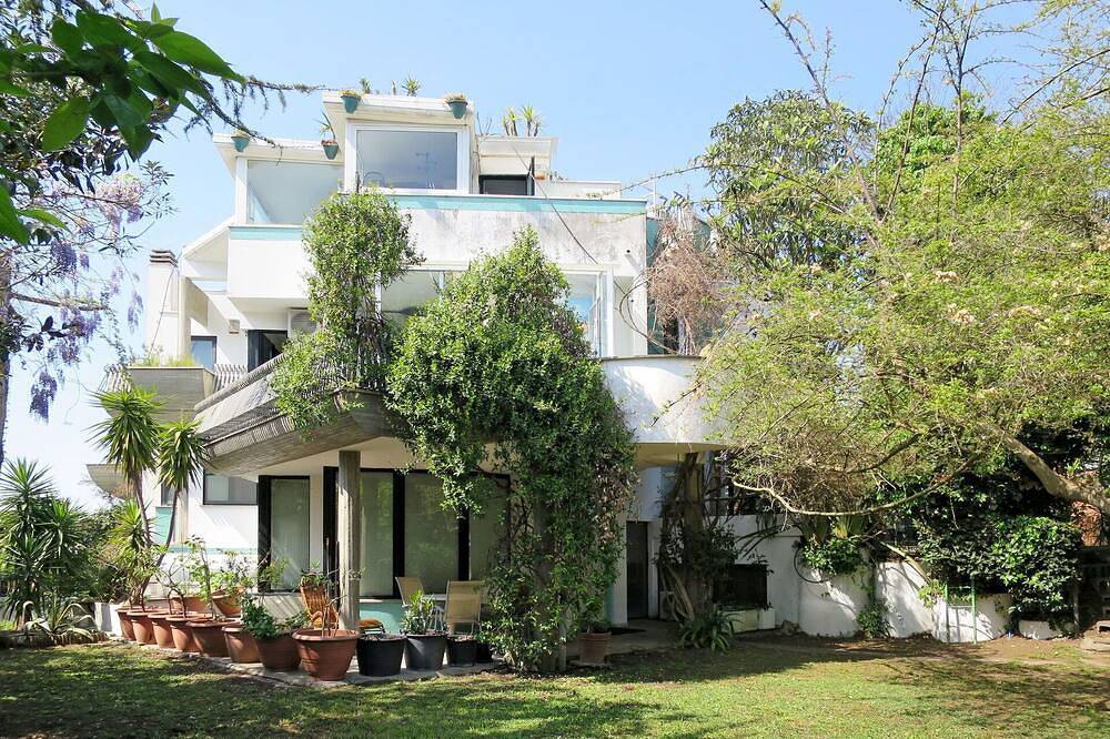 Stunning private villa for 8 guests with A/C, Wifi, Tv, terrace and parking in Nettuno, Rome Province