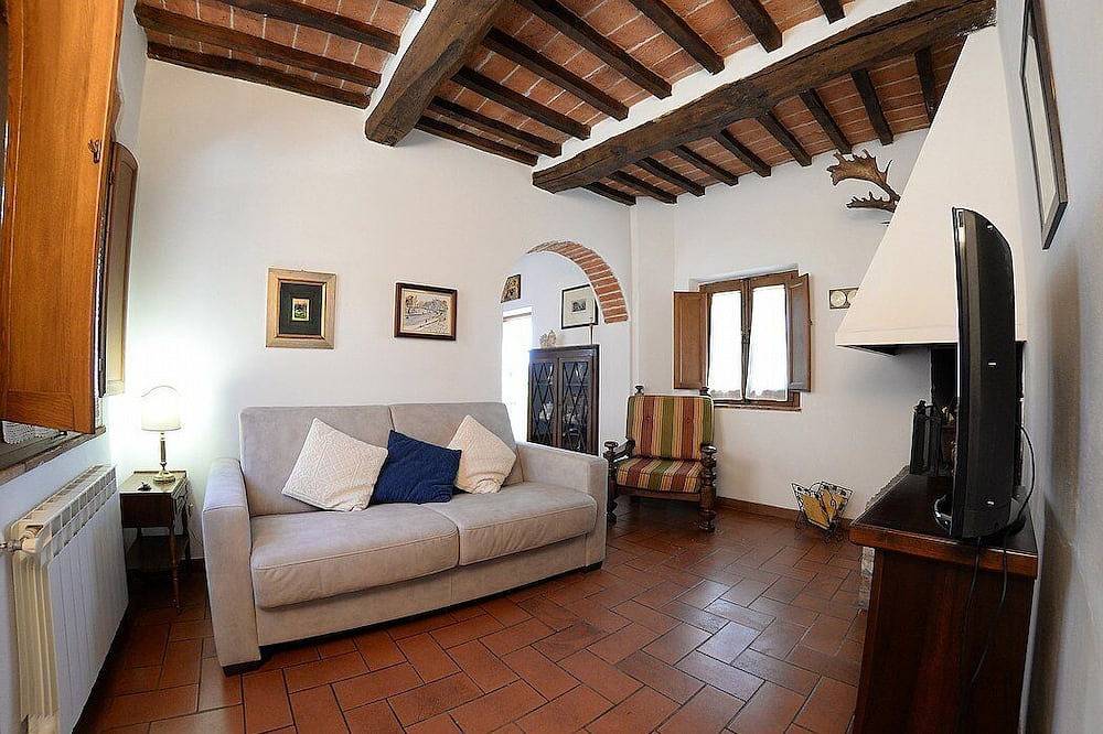 Villa Fattorina Grande: A spacious and welcoming age-old estate surrounded by the greenery, with Free Wi-Fi. in Chiusi, Chianti
