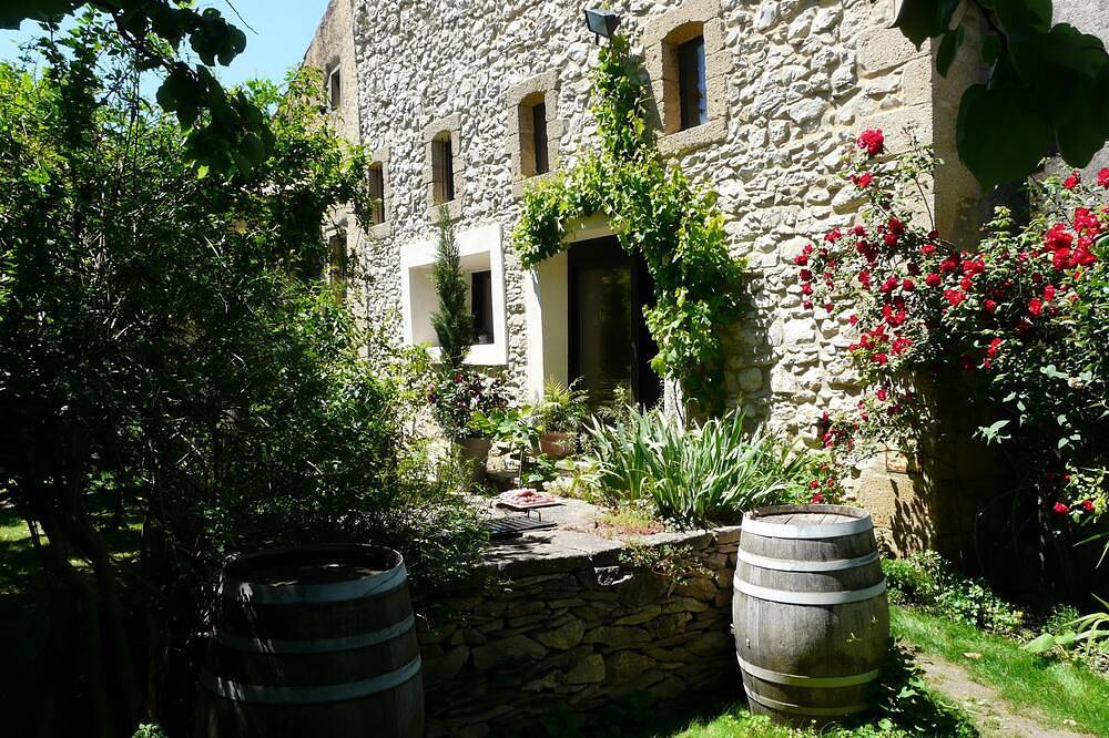Rendez-vous détente & bonheur à côté du Pont du Gard, jusqu'à 10 personnes in Saint-Bonnet-du-Gard, Région de Nîmes