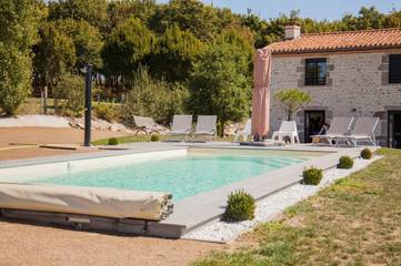 Location de vacances pour 6 personnes, avec piscine ainsi que jardin et vue à Mortagne-sur-Sèvre