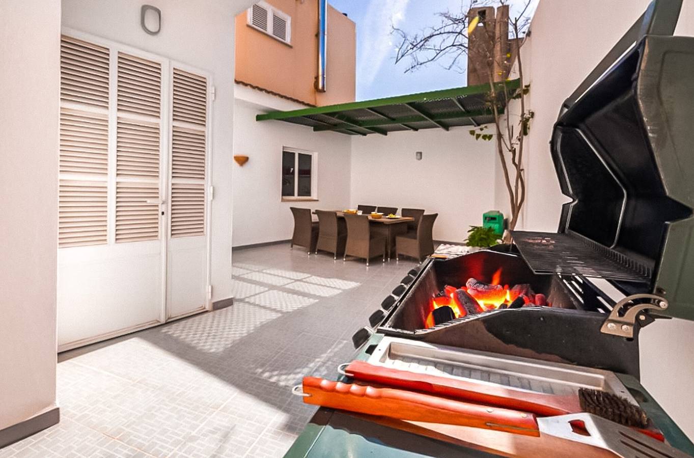 Casa vacacional 'Can Maro' con terraza privada, balcón y Wi-Fi in Santa Margalida, Mallorca Norte