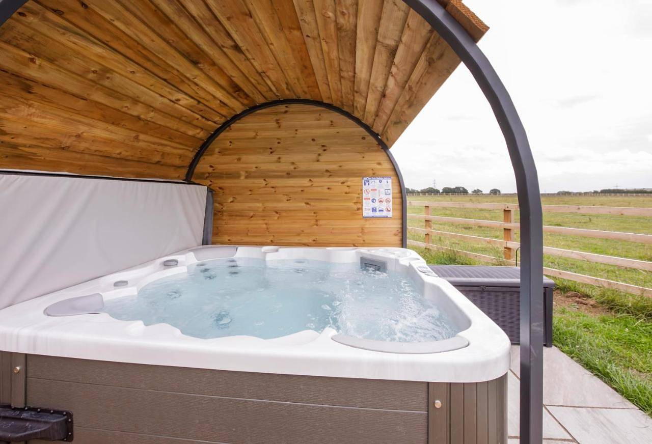 Little Meadow Pods with Hot Tub in Newton on Derwent, East Riding of Yorkshire