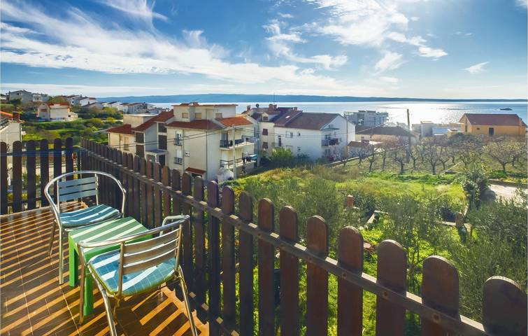 Apartamento vacacional entero, Acogedor apartamento de 2 dormitorios con terraza, aparcamiento y a 2,5 km de la playa de Strobec in Podstrana, Condado de Split-Dalmacia