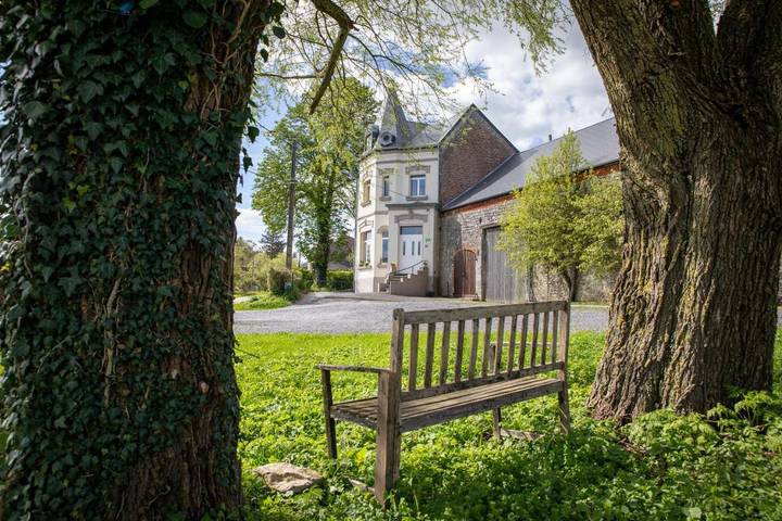 Location de vacances pour 9 personnes, avec Terrasse ainsi que Jardin et Vue à Baives