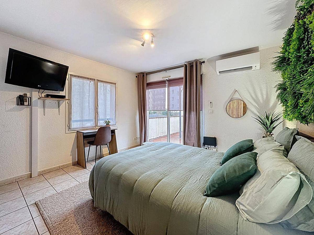 Appartement entier, Studio romantique climatisé, terrasse Xxl, hyper centre Tarbes, calme in Tarbes, Hautes-Pyrénées