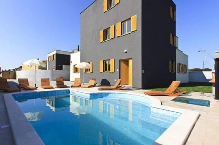 Ferienhaus für 14 Personen, mit Whirlpool und Garten sowie Sauna in Fazana