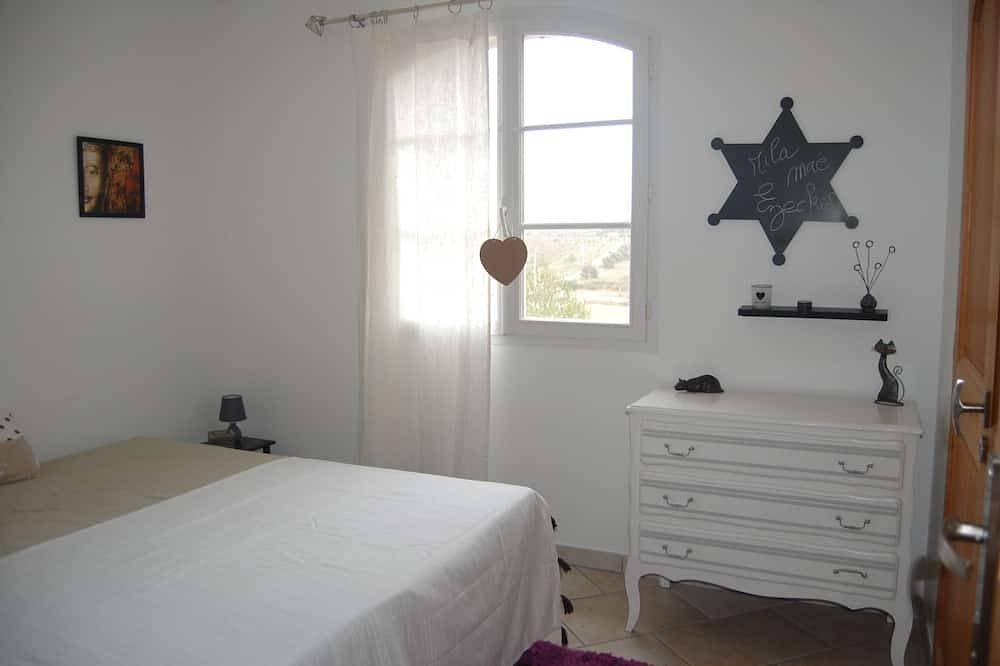 Villa in the countryside with swimming pool near Aix en Provence in Gardanne, Aix-en-Provence region