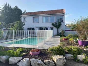 Gîte pour 10 personnes, avec piscine ainsi que jardin et jacuzzi, animaux acceptés à Saint-Privat-des-Vieux