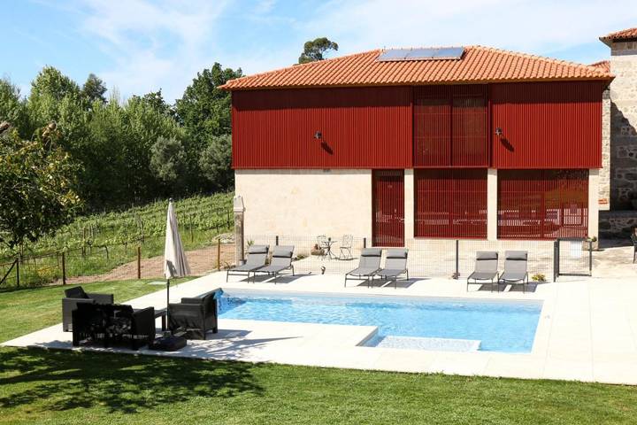 Location de vacances pour 3 personnes, avec bassin pour enfant et vue ainsi que jardin et piscine à Braga - 2