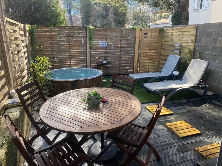 Maison d’hôte pour 2 personnes, avec Jacuzzi et Terrasse ainsi que Jardin et Piscine
