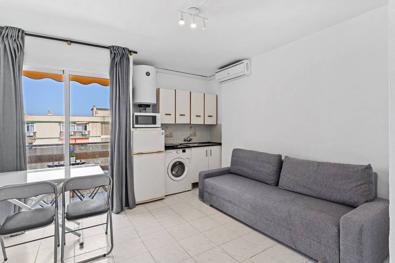Entire studio, 'Las Naciones' Studio with Sea Views, Wi-Fi, and Air Conditioning in Benalmádena Costa, Benalmádena