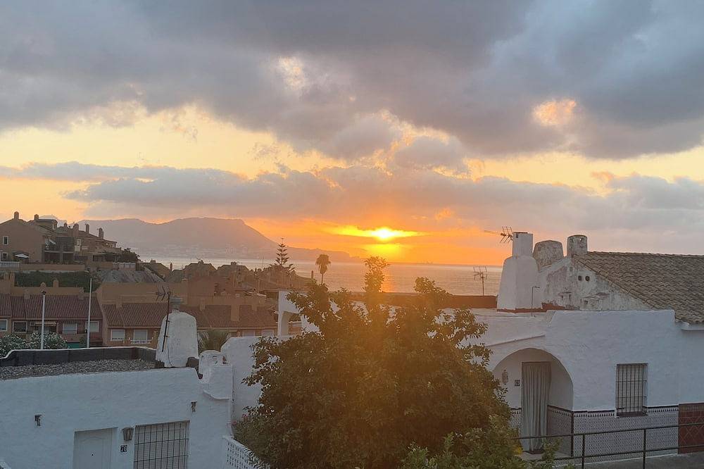 Vacation home right by the sea with a view of Gibraltar in Algeciras, Parque Natural del Estrecho