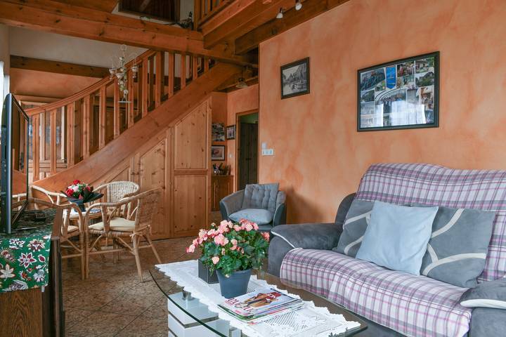 Casa de vacaciones 'L'orée Du Bois' con vistas a la montaña, Wi-Fi y aire acondicionado in Yenne, Chambéry region