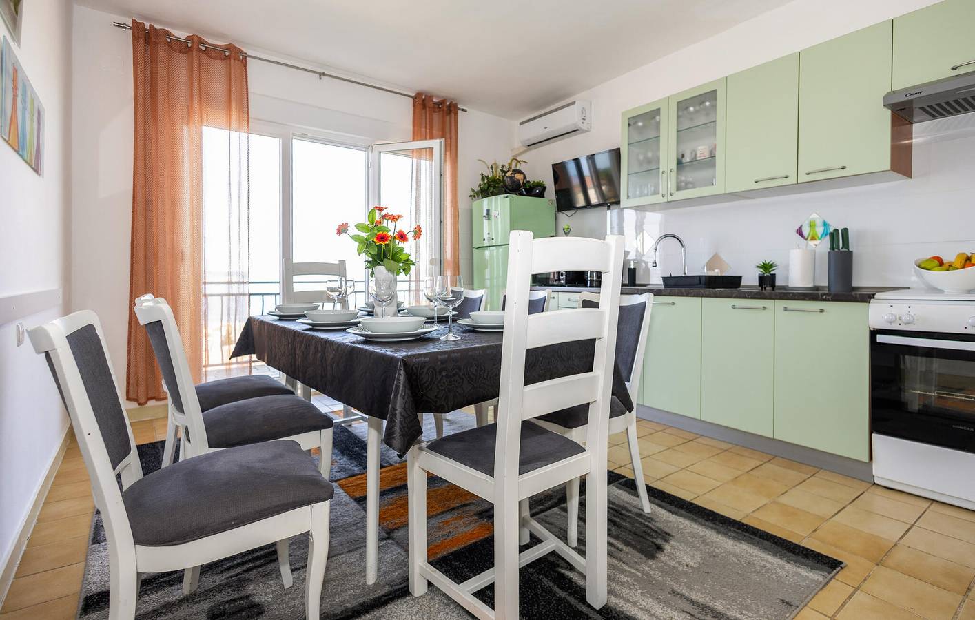 Ganze Ferienwohnung, Gemütlich, 2 km vom Strand entfernt: WLAN, Klimaanlage, Parkplatz und Terrasse! in Novi Vinodolski, Primorje-Gorski Kotar