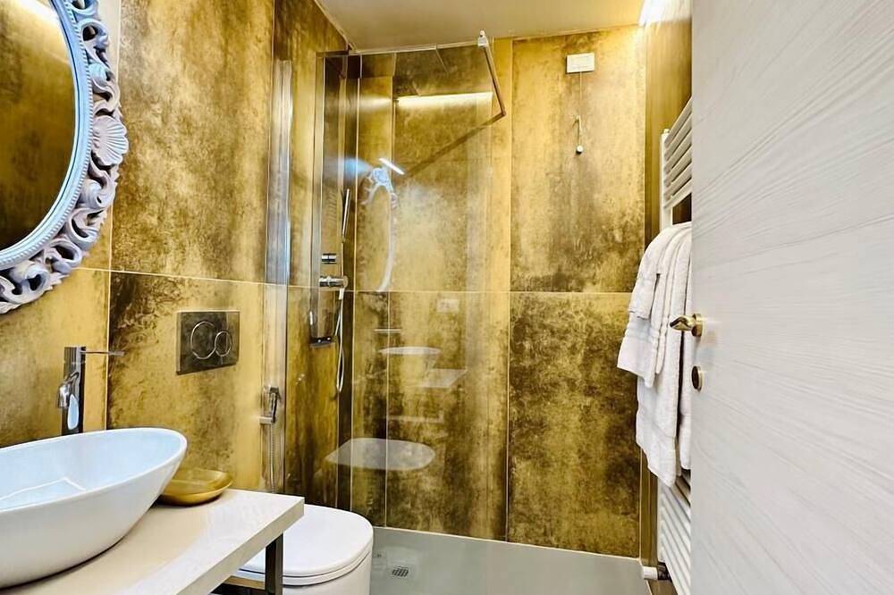 Central Studio   Centre Florence Apartment. Rooftop view. in Florence city center, Florence