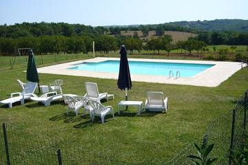 Gîte pour 8 personnes, avec balcon et jacuzzi ainsi que jardin et piscine à Salviac