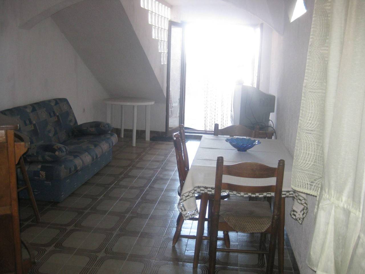 Ganze Wohnung, Apartment mit Terrasse direkt am Meer in Betina, Tisno