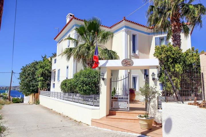 Location de vacances pour 5 personnes, avec vue ainsi que piscine et jardin dans Perdika