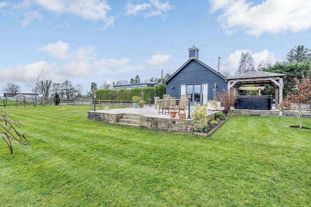2 bedroom accommodation in Whitechapel, near Preston in Preston, Lancashire
