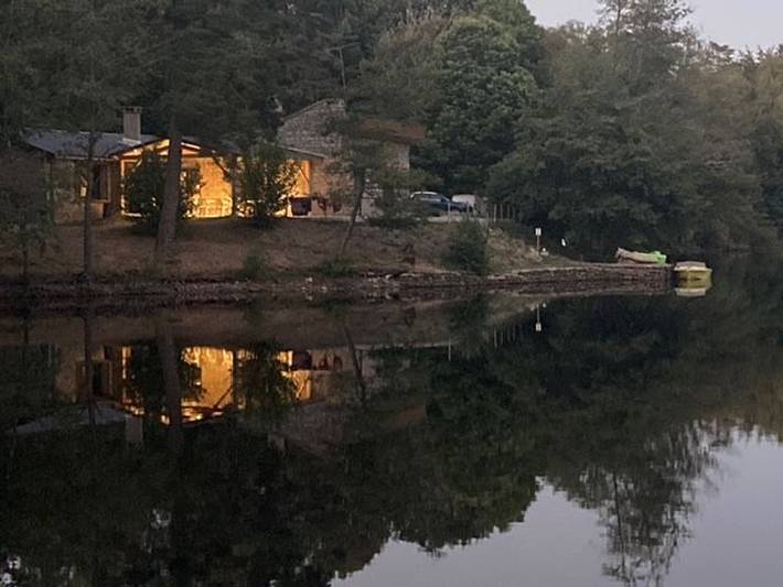 Charmantes Haus am See mit Kamin in Dun-les-Places, Naturpark Morvan