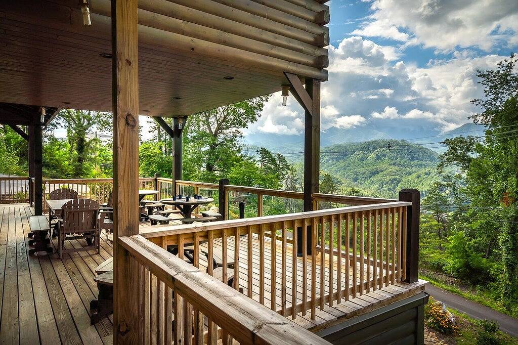 Greystone Retreat: Neue Luxus-Lodge, beheizter Pool, Theaterraum, herrliche Aussicht, Gas-Feuerstelle, große Terrasse in Gatlinburg, Sevier County