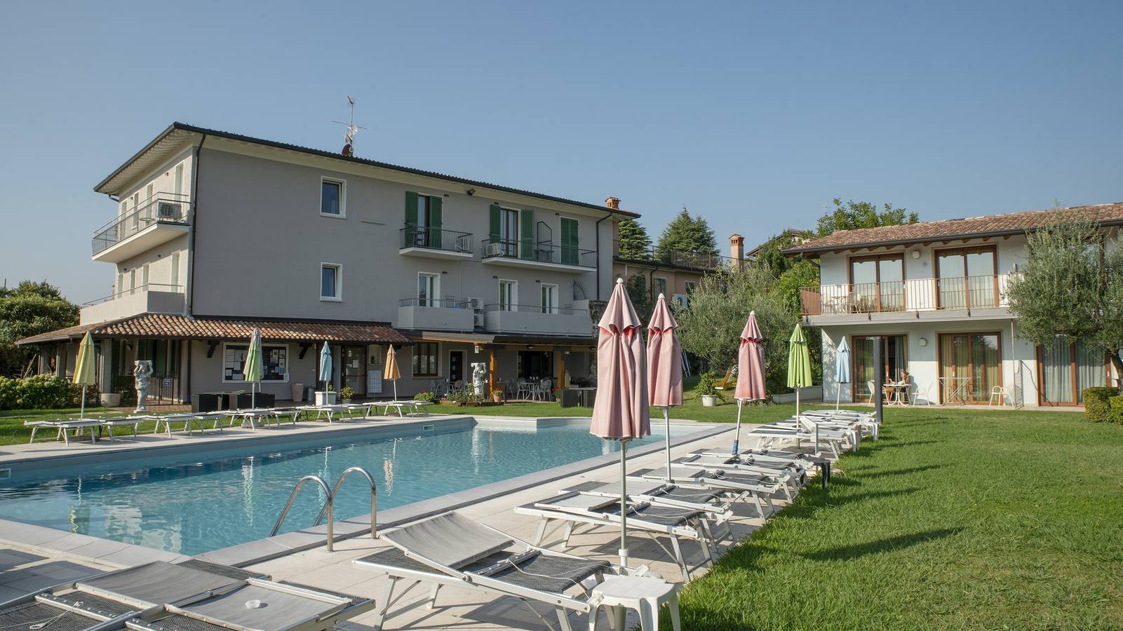 Appartamento intero, Junior Suite 6 con piscina condivisa e balcone privato in Spiaggia Romantica (Manerba del Garda), Manerba del Garda