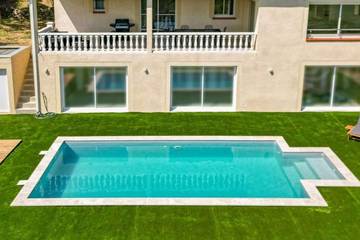 Location de vacances pour 15 personnes, avec terrasse ainsi que jardin et jacuzzi dans Esperce