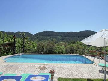 Gîte pour 6 personnes, avec terrasse ainsi que jardin et piscine, animaux acceptés à Bagnols-en-Forêt