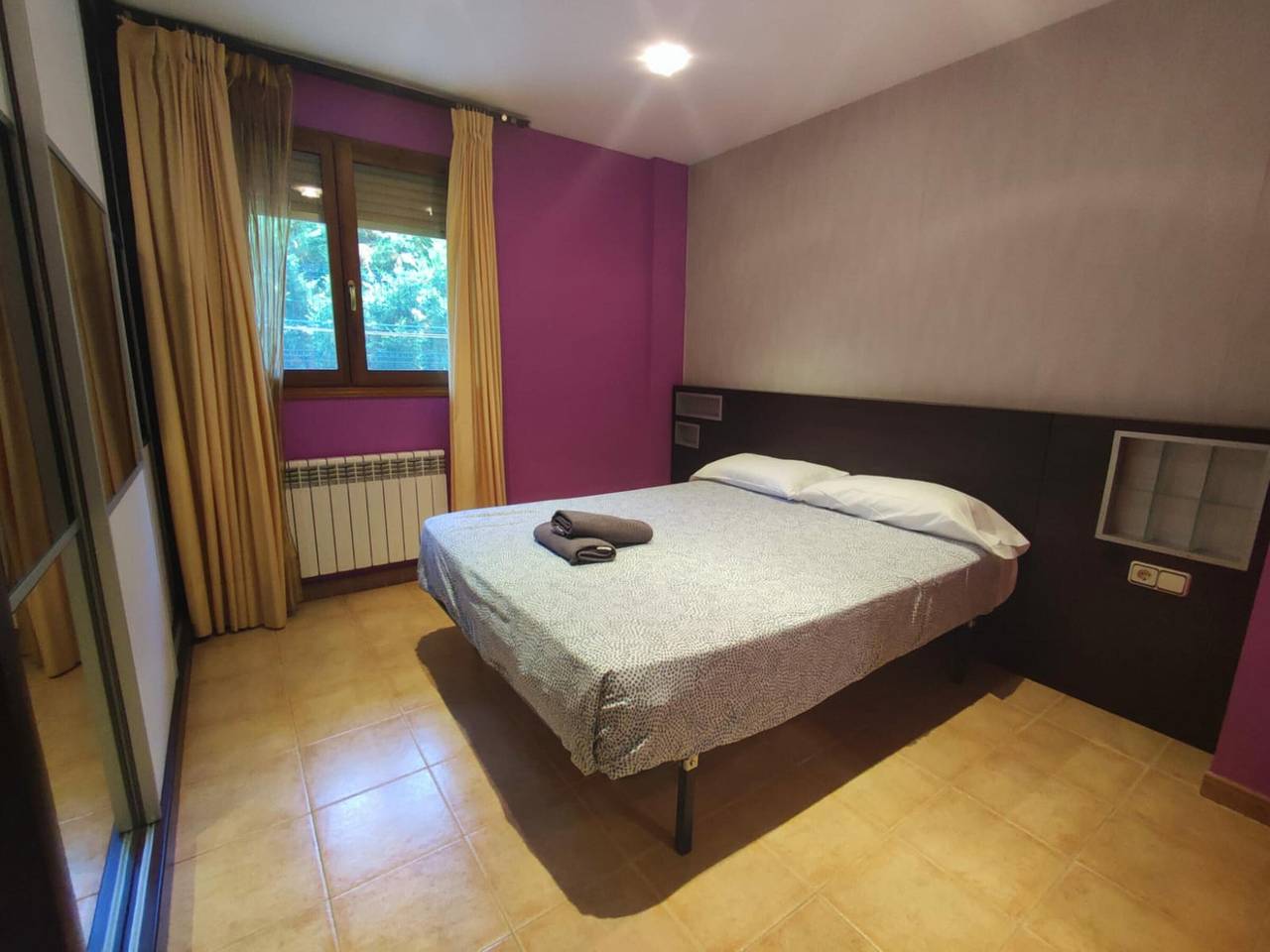 Entire apartment, Ground Floor Apartment with Pool Access, 2 Bedrooms, 2 Baths, Parking, Sleeps 6 in Jaca, Spanish Pyrenees