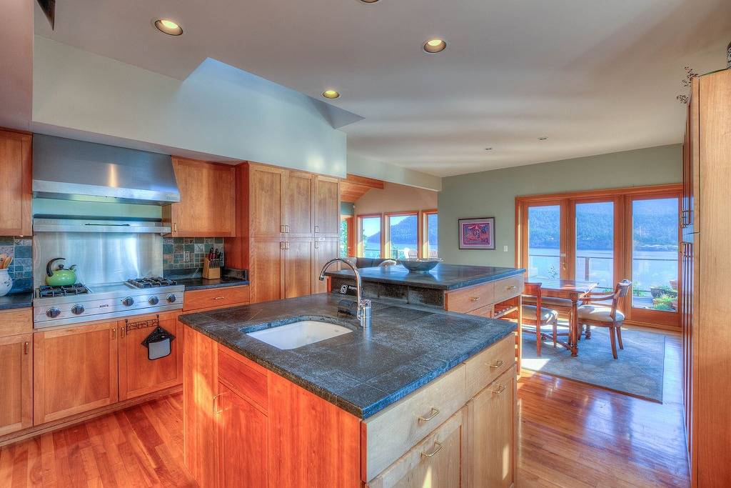 Waterfront! - Incredible views; Private rocky beach; Gourmet Kitchen; Spa/Sauna in Orcas Island