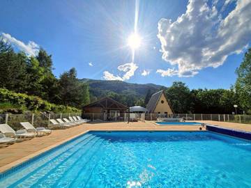Gîte pour 6 personnes, avec bassin pour enfant et piscine ainsi que jardin et vue, animaux acceptés à La Bréole