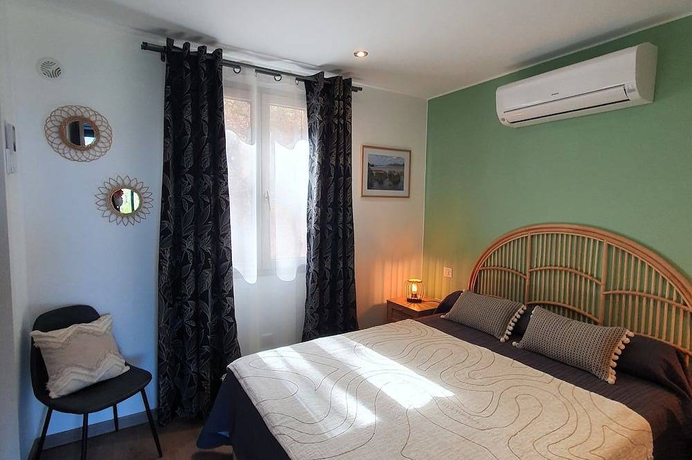 Entire apartment, Apartment in a quiet neighbourhood with view of the sea and mountain in Galéria, Parc naturel régional de Corse