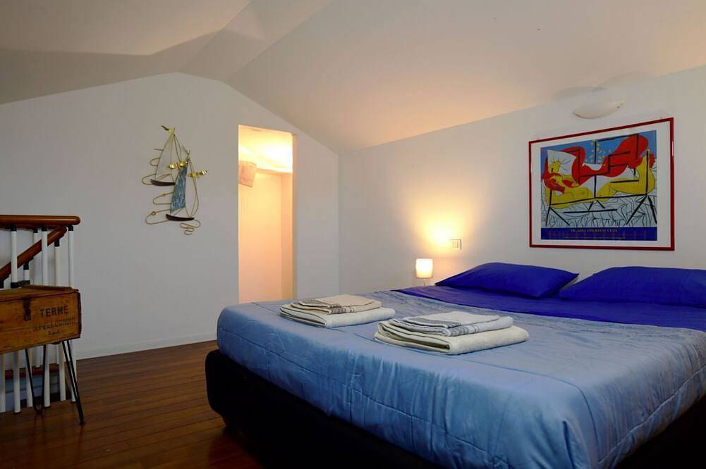Ganze Wohnung, Charming 38 sqm studio, for 3 people, located on the 2nd floor (attic) of a renovated period building from the 16th century (access only permitted via lift).The property is located in the heart of the historic center of Ravenna (in the restricted traffic in Ravenna, Ravenna Provinz