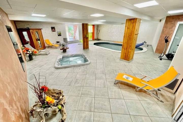 Gîte pour 8 personnes, avec Jacuzzi et Terrasse ainsi que Jardin et Sauna