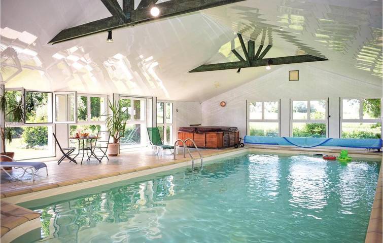 Location de vacances pour 10 personnes, avec jacuzzi et sauna ainsi que piscine et jardin à Yvias - 2