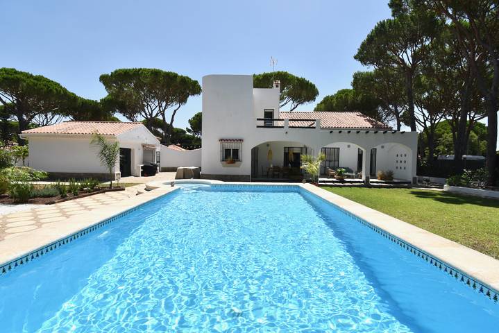 Chalet para 6 personas, con jardín además de terraza y piscina en Chiclana de la Frontera