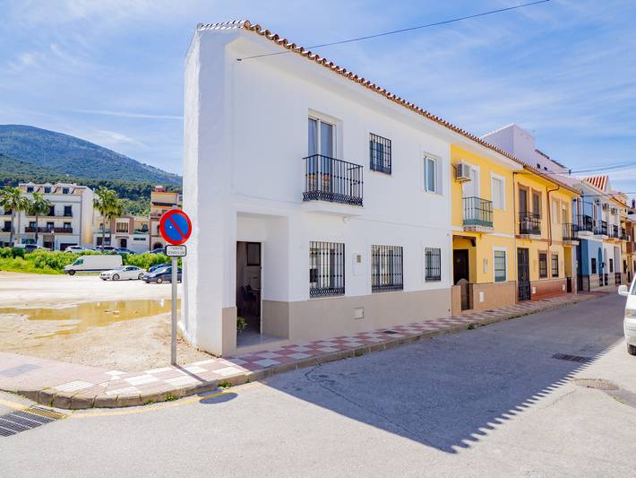 Cubo’s La Perla Town Center House in Alhaurín el Grande, Cordillera Penibética