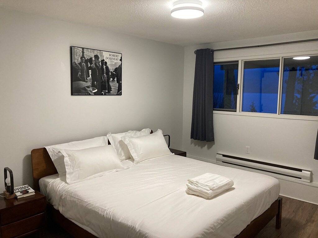 Waterfront Retreat, Beach Access, Group Friendly, Sleeps 14 in Sechelt, Sunshine Coast Regional District